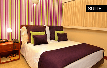 Habitación con cama doble y sencilla